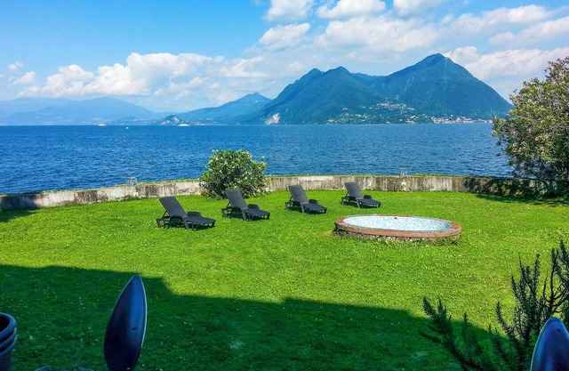Tastefully furnished 2-room apartment in a well maintained villa with private lake access