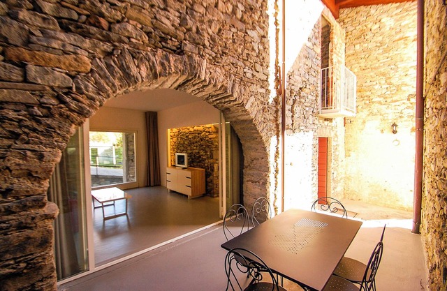Tastefully furnished 2½-room apartment with spacious outdoor area