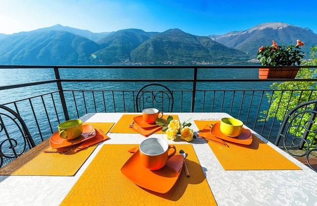 Tastefully furnished 3-room apartment in direct sea location with pool and private beach