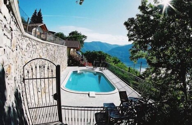 Tastefully furnished 2-bedroom house with pool above Tronzano.