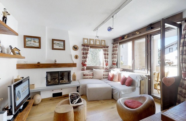 Tastefully renovated 3-room apartment on the first floor, approx.