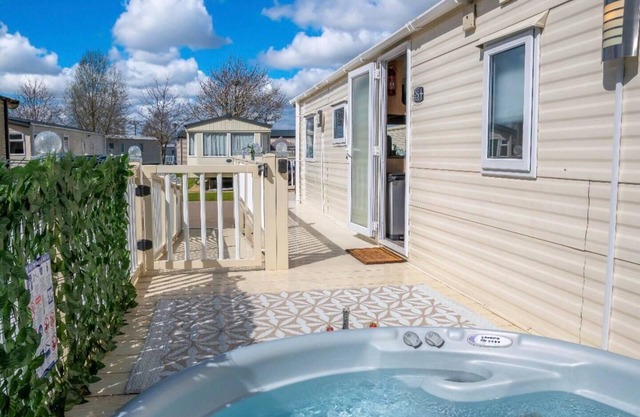 Tattershall Lakes Private Hot Tub Lodge - sleeps 6