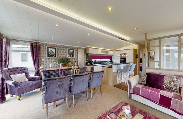 Tattershall VIP Lodge - Sleeps 6 - Terrace with private hot tub
