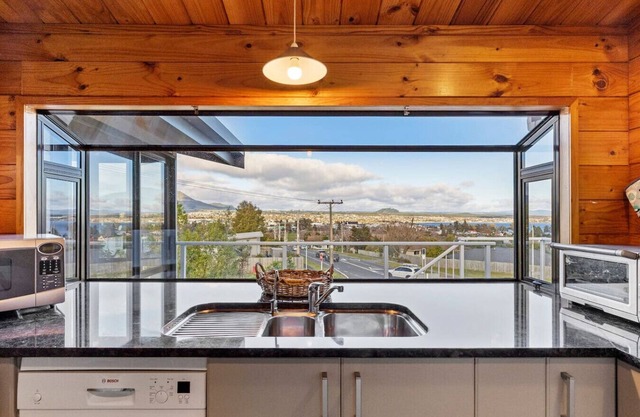 Taupo Views-family Retreat