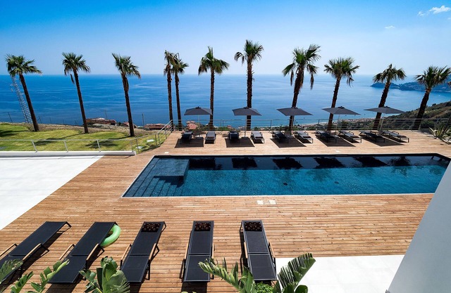 Tauromenion: elegant villa with panoramic sea view
