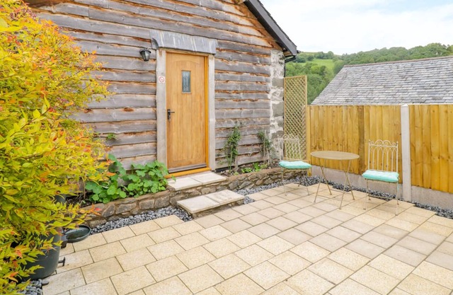 TAWNY BARN, romantic, character holiday cottage in Llanfyllin