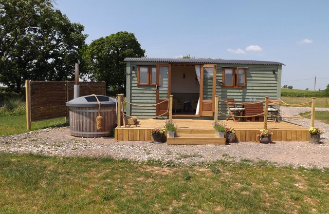 TAWNY, romantic, with hot tub in Morchard Bishop