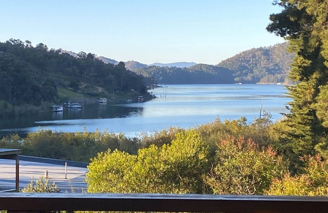 Taylor Bay House - Relax lakeside with views of Lake Eildon