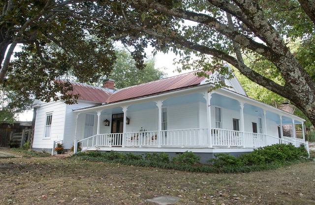 Taylor Inn - Private Rental of this Quaint Five Bedroom Country Inn