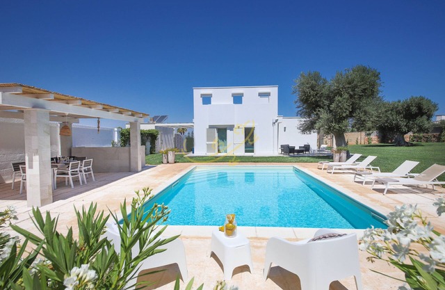 TD Villa Patrizia Pool & Alfresco Kitchen