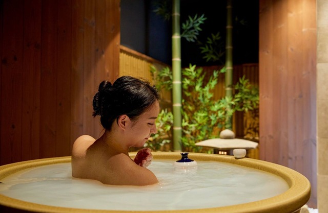 Tea ceremony inn semiopenair bath with garden /Osaka Ōsaka