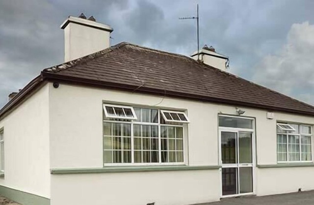 TEACH HANLEY, pet friendly, with open fire in Knockmore, County Mayo