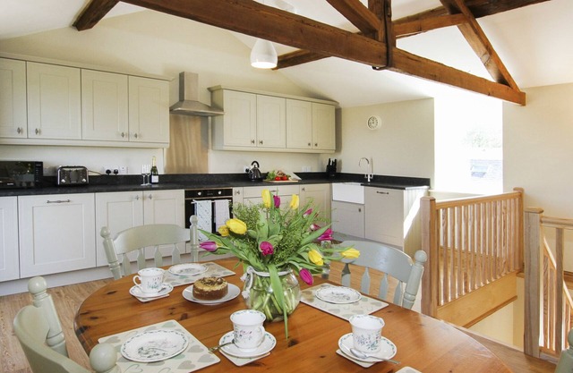 TEAL COTTAGE, pet friendly, with open fire in Menai Bridge