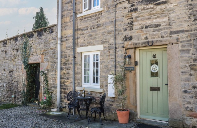 TEAL COTTAGE, pet friendly in Middleham