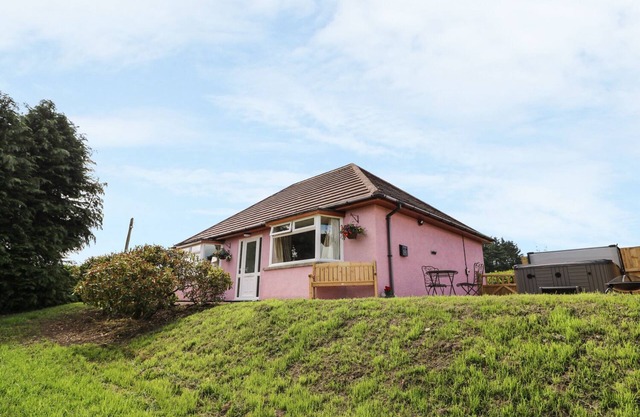 TEGFAN, pet friendly, with hot tub in St Harmon