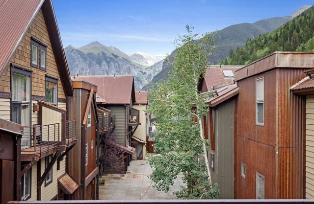 Telluride Resort View at Double Diamond, Ski-in/out, mountain views and hot tub!