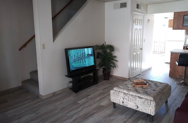 Tempe Townhouse walking distance to ASU/Mill Ave & 5 min from Sky Harbor Airport