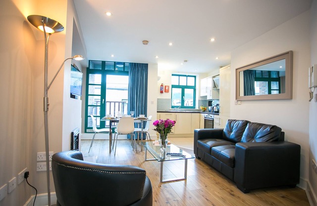 Temple Bar 2 Bedroom Modern Apartment in the heart of the city - sleeps 6