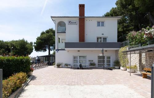 Ten-Bedroom Holiday Home In Duce