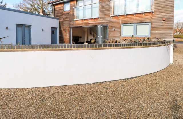 TENISON HOUSE, family friendly, with a garden in North Walsham