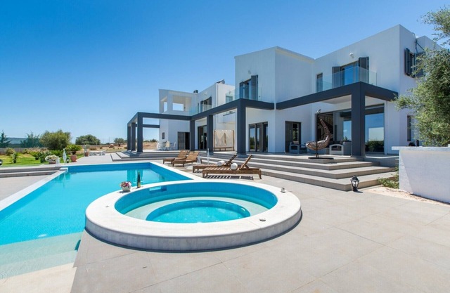 Tennis * Pool with Hydromassage * Walk to Taverna & Supermarket