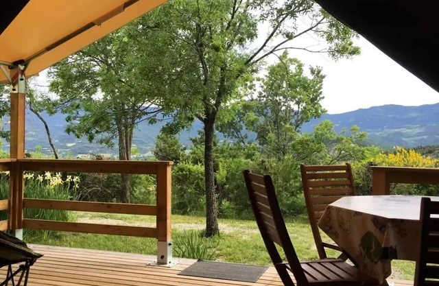 Tent Comfort "Lodge" 30m2 - 2 Schlafzimmer - ohne private Sanitär - überdachte Terrasse 5 Personen