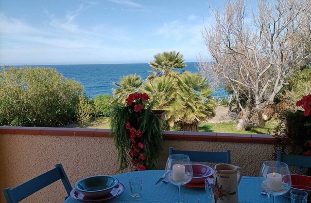 Teresa house with garden overlooking the cliff and 5 minutes from the beach