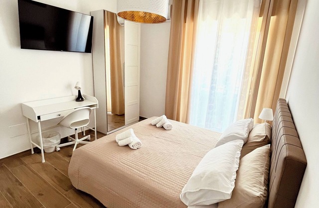 Termoli Station 3 - easy parking - room in downtown with private bathroom and balcony