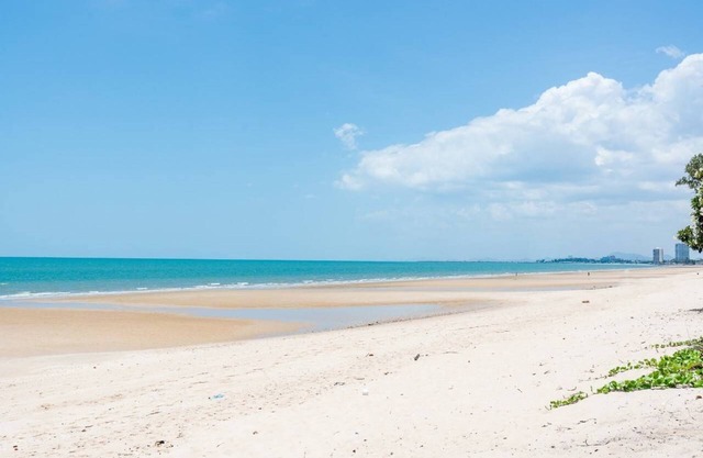 Termsuk Beachfront: 6-Bedroom Villa, Pool, BBQ, Surfing, Karaoke & Breakfast!