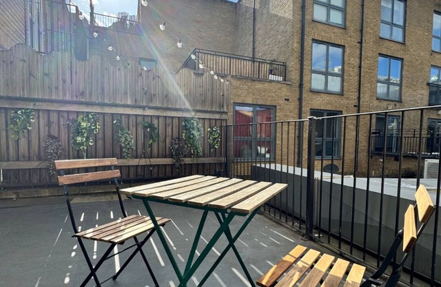 Terrace 1-bedroom flat, walking distance to the City.