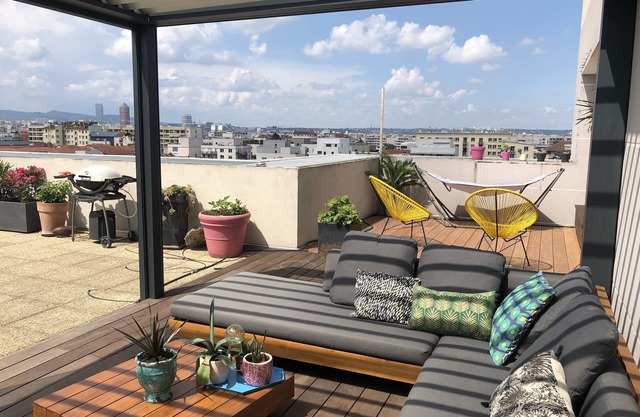 Terrace apartment overlooking Lyon, with excellent transport links
