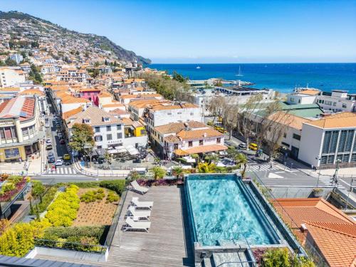 Terrace, Grill & Infinity Pool at Savoy Insular