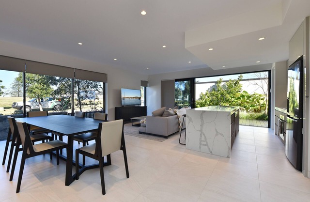Terrace Sorrento - Trinity Point: Spectacular Lake Views in Every Direction.