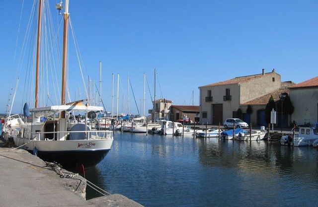Terrace waterside views.Au bord de l'eau à Marseillan. September weeks available