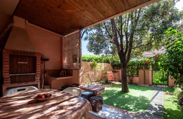 Terraced house with garden a few steps from the sea