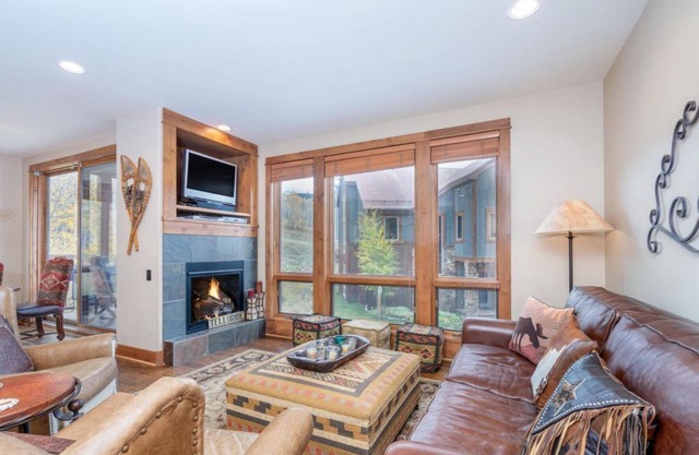 Terraces corner unit-2BR/2Bth; Mountain Views, garage, fireplace, deck and more!