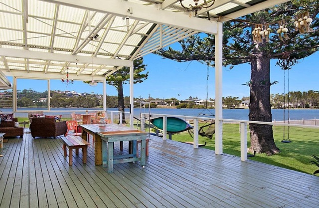 TERRIGAL LAKEHOUSE - WATERFRONT SERENITY