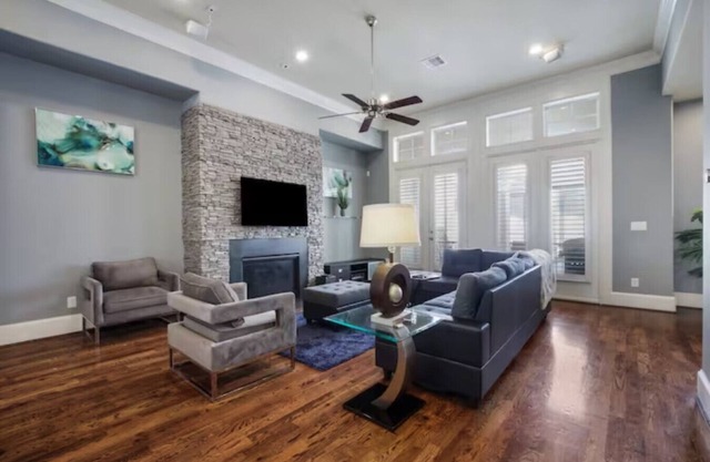 Tesla-Charger | TX Medical Ctr | Sleeps 7 | 5 beds