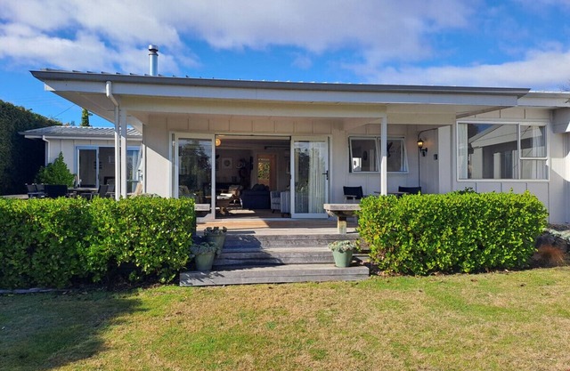 Teti Bay Bach - Great outdoor living and just a short walk to the lake!