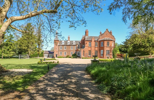 TEULONS HALL, pet friendly, character holiday cottage in Spilsby