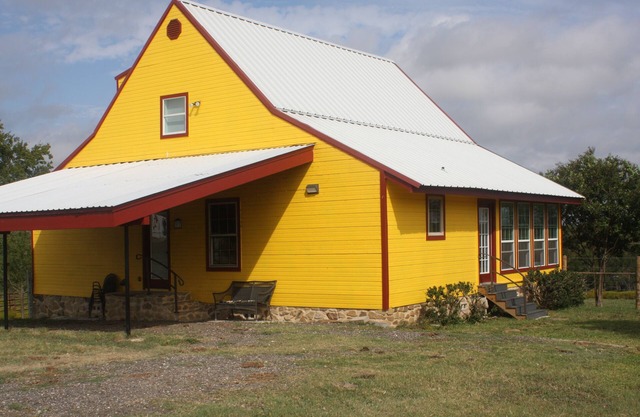 Texas Country Get Away close to all, pet friendly, enclosed yard,pastures & more