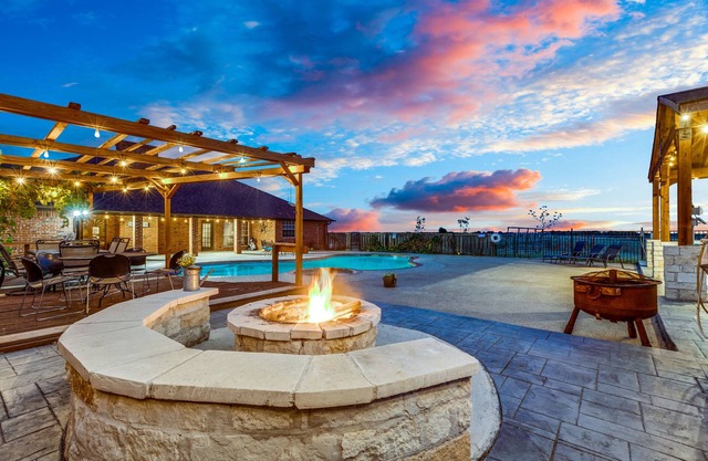 Texas Farmhouse on 10 Acres with private Pool and Hot Tub Spa