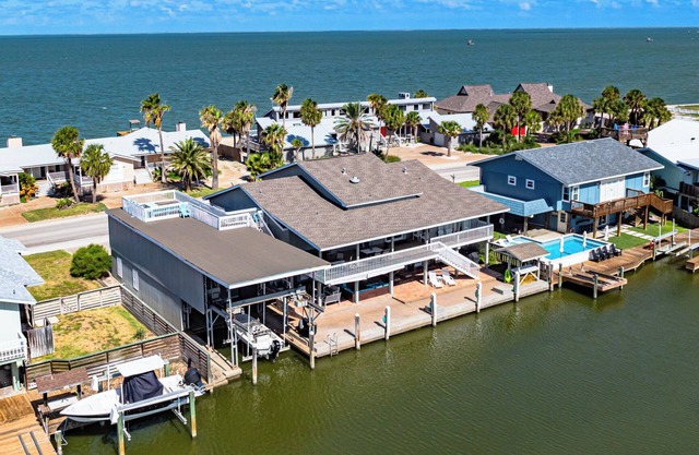 Texas Paradise! Enjoy sunrises, sunsets & waterfront views in one place.