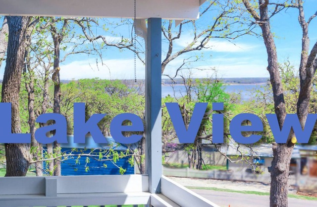 TEXOMA Lake View! 2 story cabin near Cedar Mills Marina! (3 bed / 2 bath)