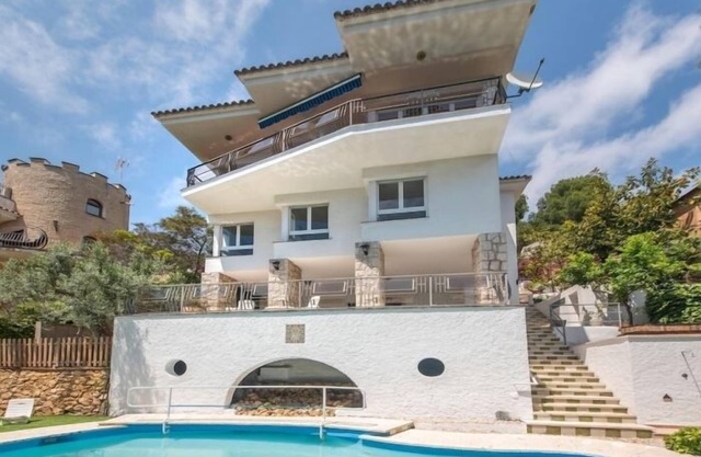 th128 Villa in Tarragona 4 bedrooms · 5 beds · 4 baths