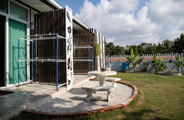 Thai Neighbourhood Duplex Stay- 3 bedroom Home with Close Proximity to the Beach