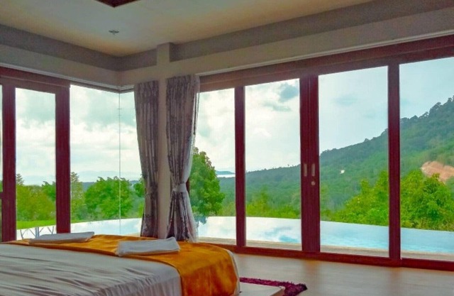 THAI Style Private Hill Top Villa with Infinitypool, OceanView and King-bed