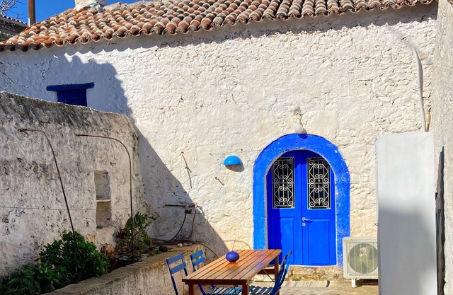 Thalassa. the new old traditional house