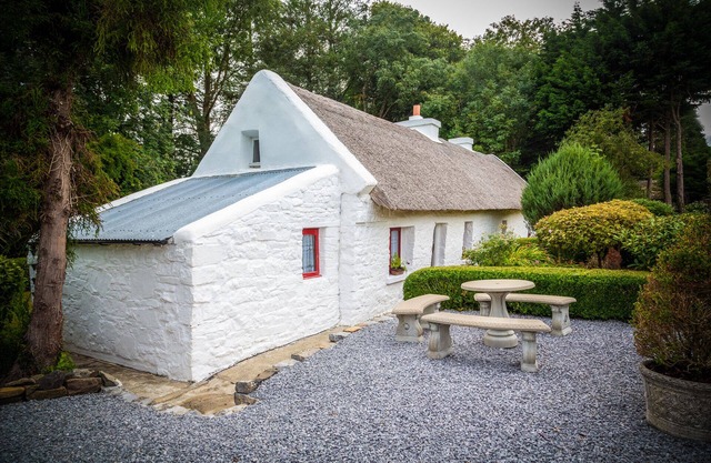 Thatched Cottage with Hot Tub walking distance to Hughe's Pub.