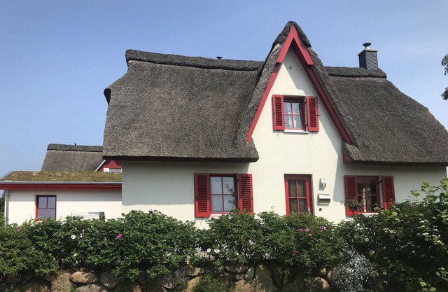Thatched house 400m v beach, beach chair, WiFi, 2 bicycles, insect repellent, fireplace
